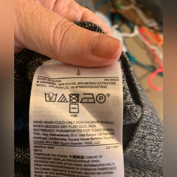 LIKE NEW GAP Women’s Grey Black Long Sleeve Sweater w/Aztec Design l Size: Large - Picture 5 of 5